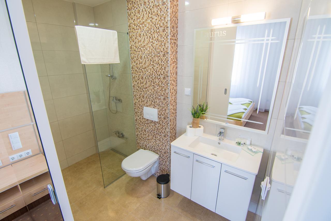 Laurus Motel Airport Tuzla Zivinice Eksteriør bilde